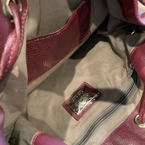 ✨ Roots Burgundy Leather Shoulder Bag with Drawstring Closure - Picture 7 of 8